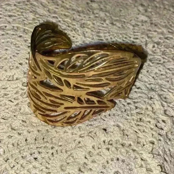 H & M Leaf pattern cuff bracelet - Picture 1 of 4
